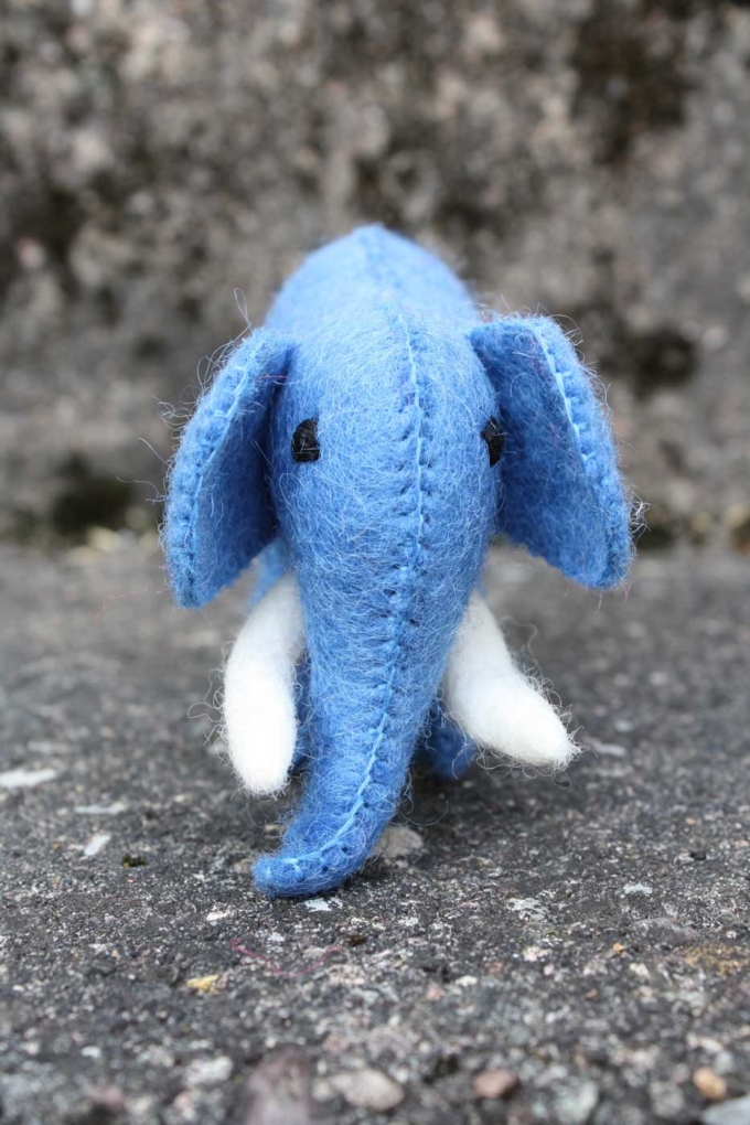 kleiner gefilzter ELEFANT | Blau – Bild 2