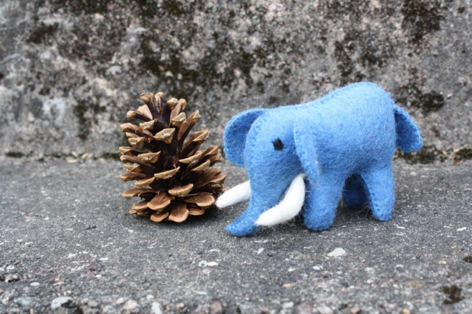 kleiner gefilzter ELEFANT | Blau – Bild 3