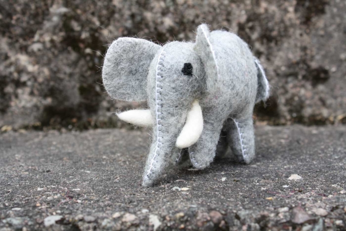 kleiner ELEFANT aus Filz | Hellgrau – Bild 4