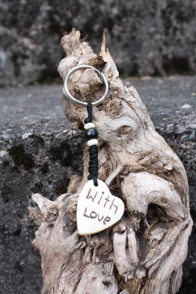 Schlüsselanhänger WITH LOVE aus Horn  Natur