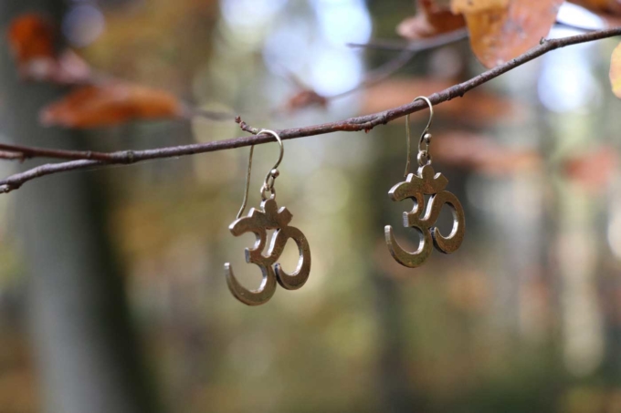 Ohrringe OM I Gold – Bild 3