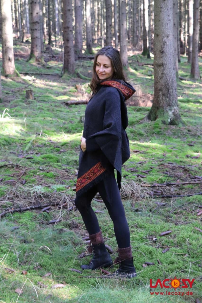 Warmer Poncho MARA Zipfelkapuze | SCHWARZ – Bild 4