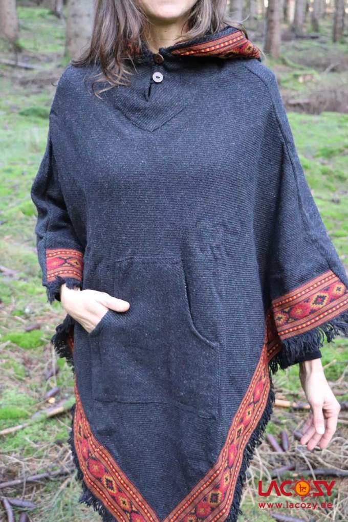 Warmer Poncho MARA Zipfelkapuze | SCHWARZ – Bild 5