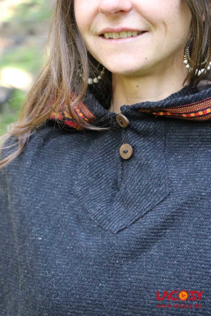 Warmer Poncho MARA Zipfelkapuze | SCHWARZ – Bild 6
