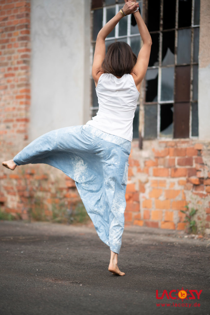 Weiche Haremshose ANI Unisex | Hellblau – Bild 6