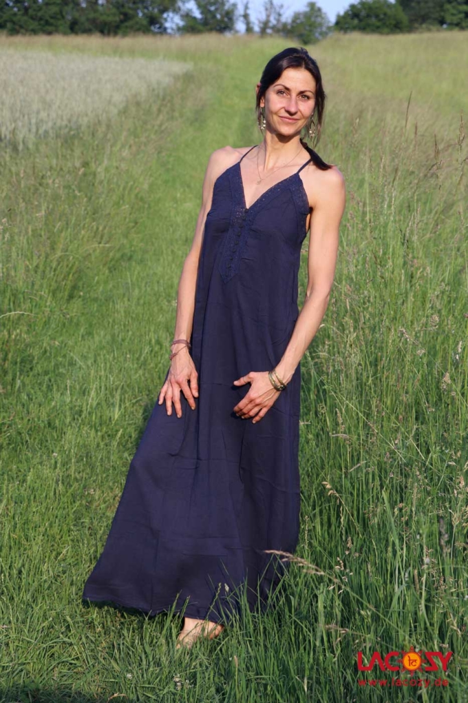 Langes Kleid ROYAI mit Blumenborte Gr. S/M Dunkelblau – Bild 3