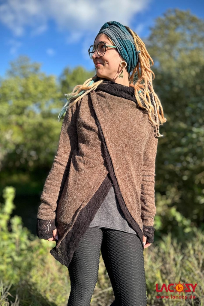 Strickjacke NIMA mit Schalkapuze | Braun - Schwarz – Bild 2