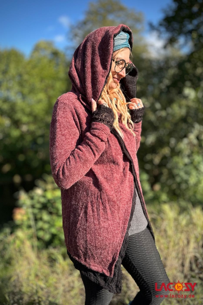 Strickjacke NIMA mit Schalkapuze | Bordeaux - Schwarz – Bild 5