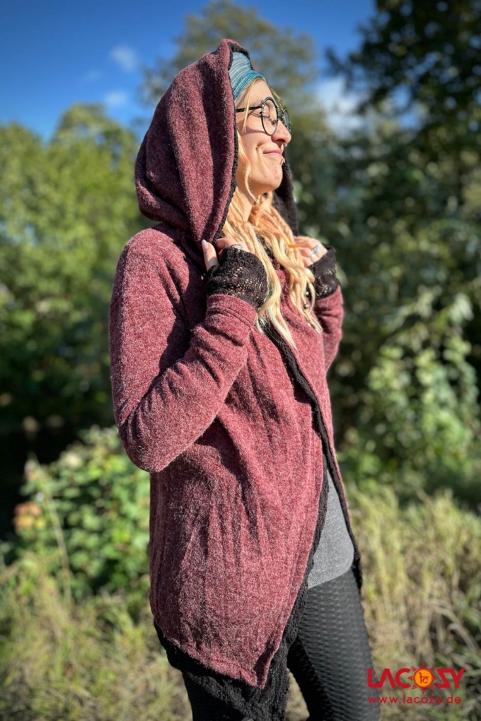 Strickjacke NIMA mit Schalkapuze | Bordeaux - Schwarz