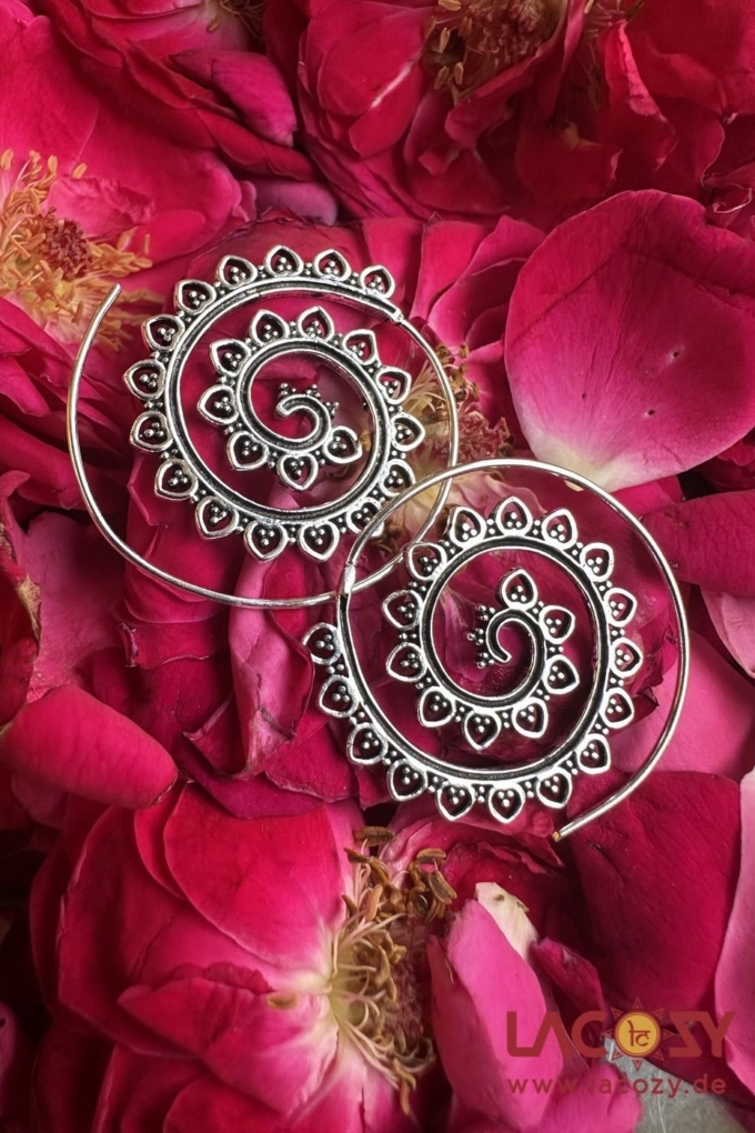 Versilberte Spiralen Ohrringe WHITE FLOWERS – Bild 2