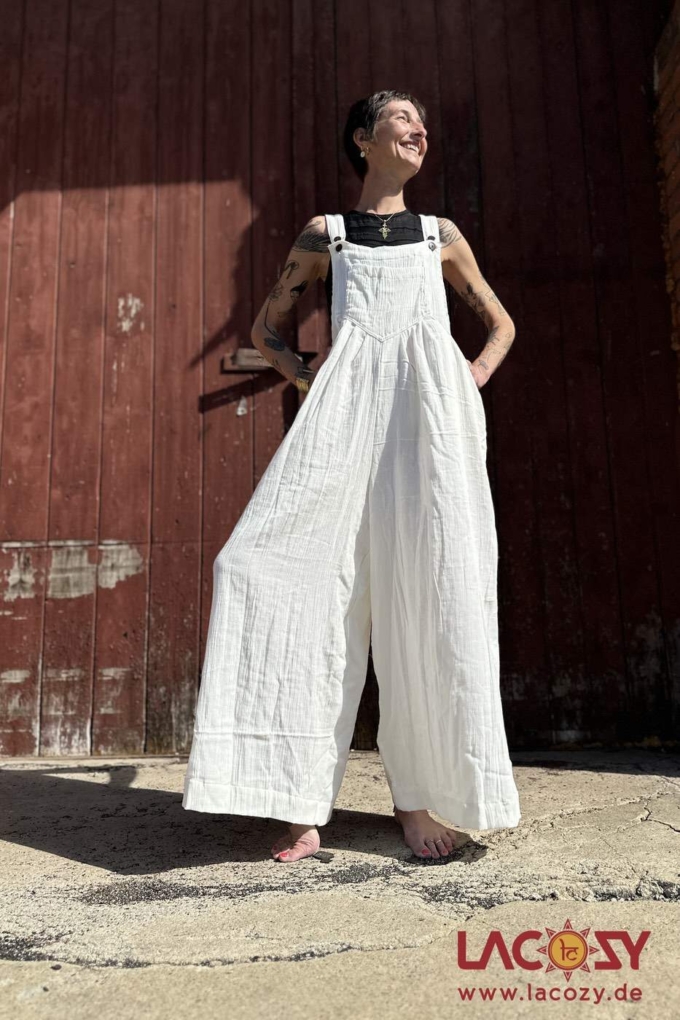 Latzhose ARI mit weitem Bein | WEISS – Bild 3