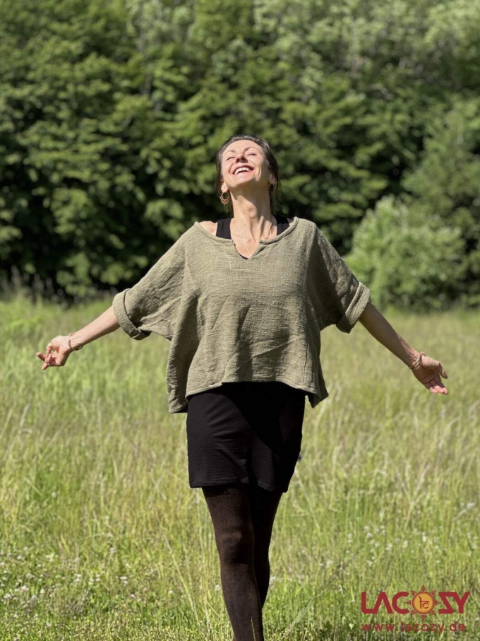 Weites Cropped Shirt ENNI aus Baumwolle | Olivgrün – Bild 5
