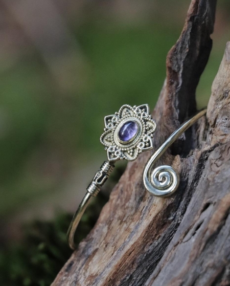 Filigraner Messing Armreif mit Amethyst